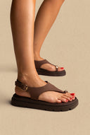 Flatform σανδάλια με δαχτυλίδι και λουράκι T - Καφέ