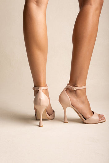 Sandalias de tacón aguja con tira al tobillo - nude mate
