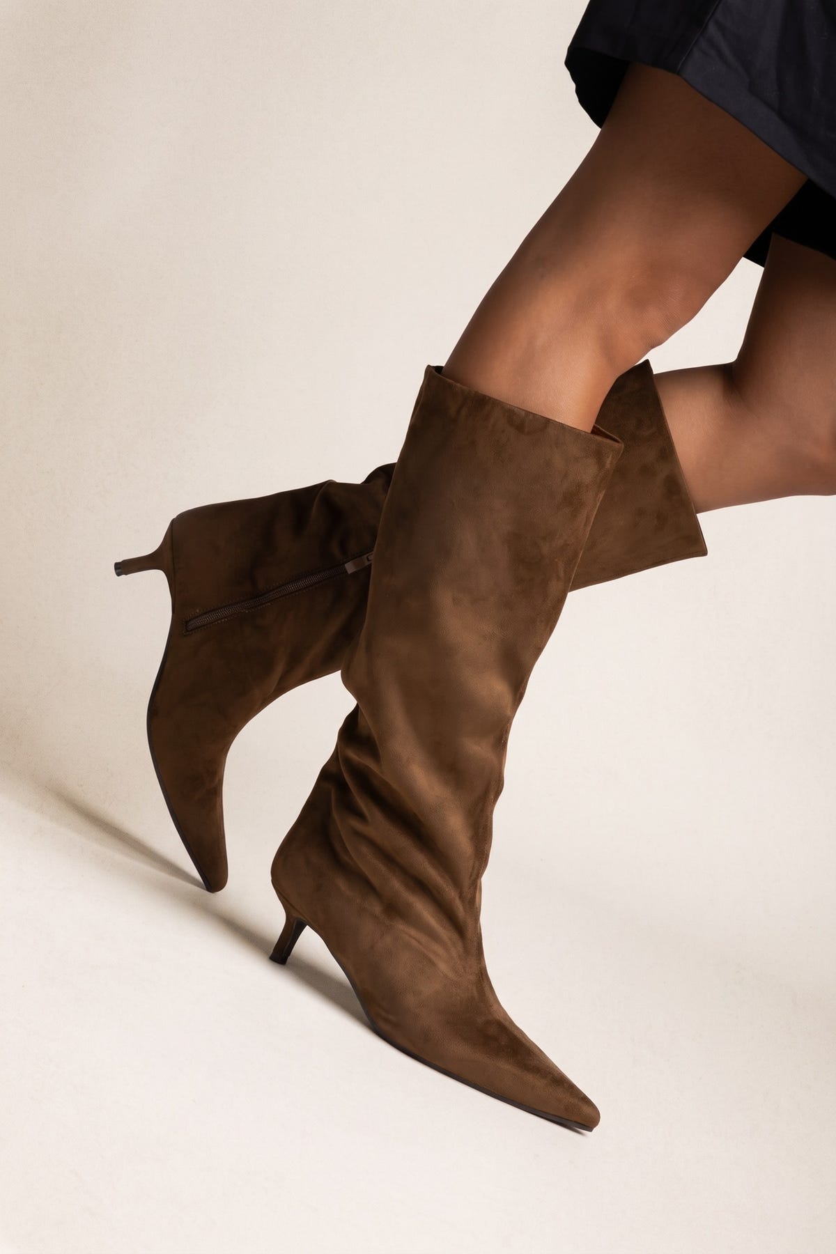 Kitten Heel Μπότες Μυτερές - Κάμελ Σουέντ
