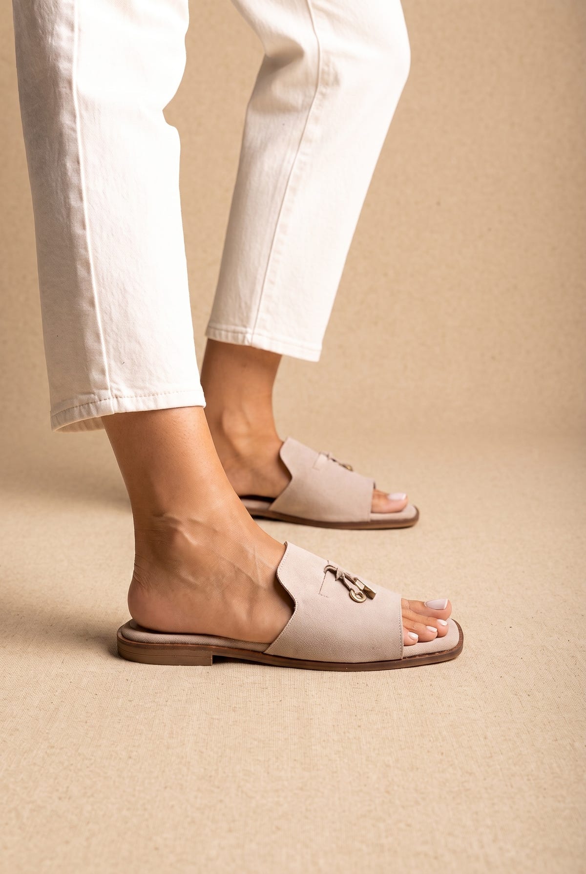 Sandalias planas de punta cuadrada - ante beige