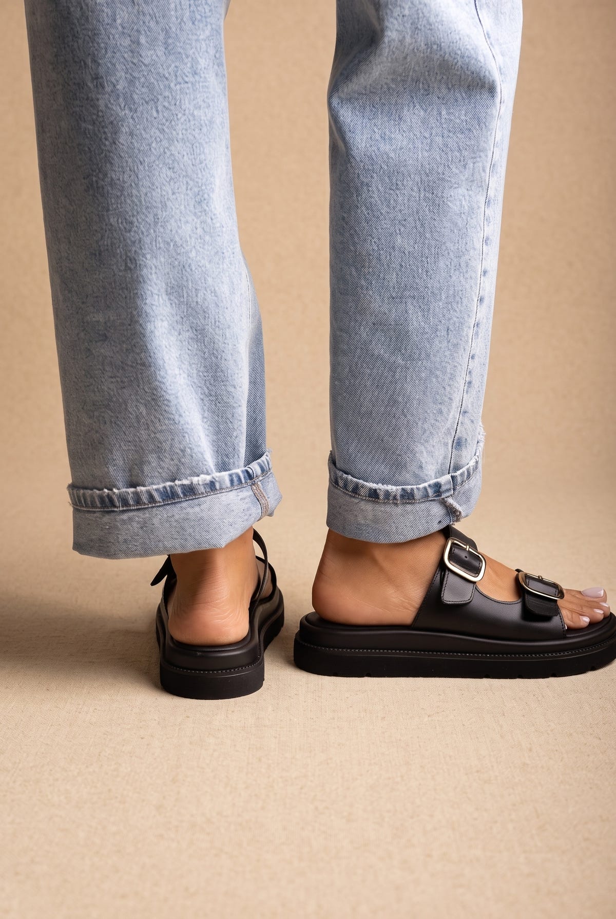 Σανδάλια Flatform με Εντυπωσιακή Αγκράφα - Μαύρο Ματ