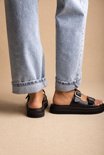 Σανδάλια Flatform με Εντυπωσιακή Αγκράφα - Μαύρο Ματ