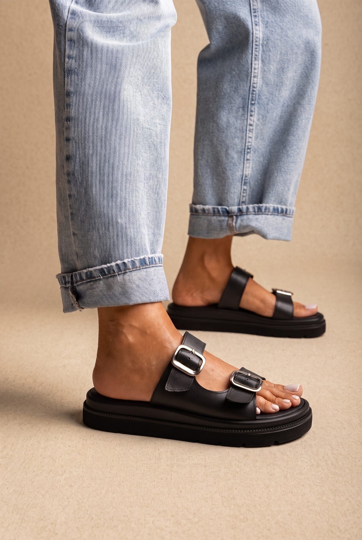 Σανδάλια Flatform με Εντυπωσιακή Αγκράφα - Μαύρο Ματ