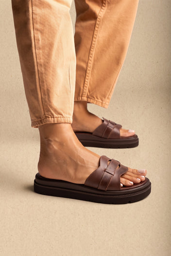 Sandalias flatform con tira ancha cut-out - marrón mate