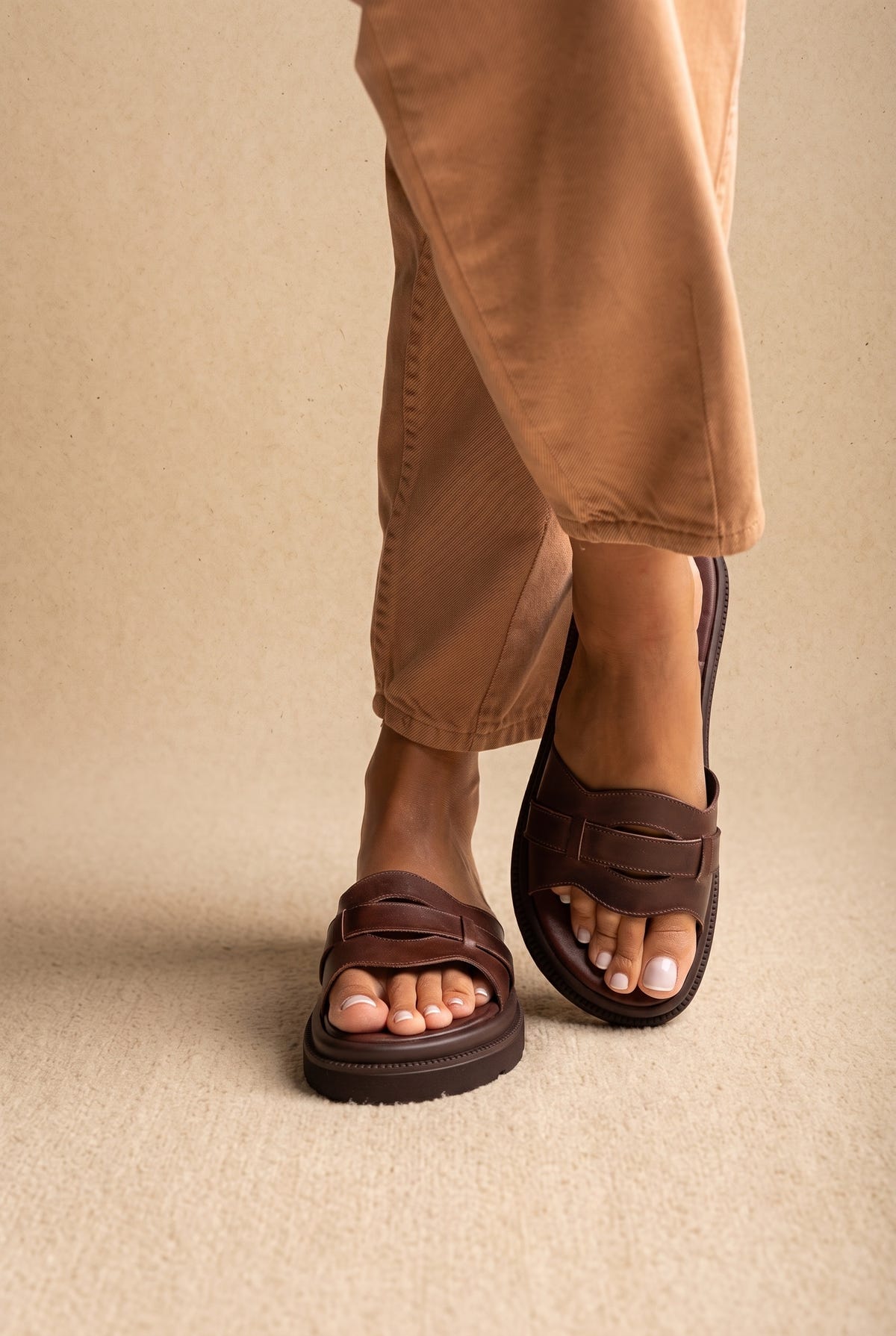 Sandalias flatform con tira ancha cut-out - marrón mate