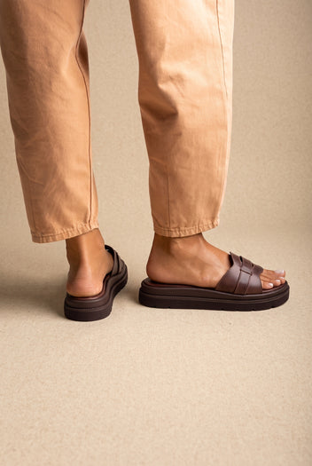 Sandalias flatform con tira ancha cut-out - marrón mate