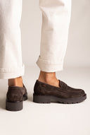 Penny Loafer mit Chunky-Sohle – Braun Veloursleder