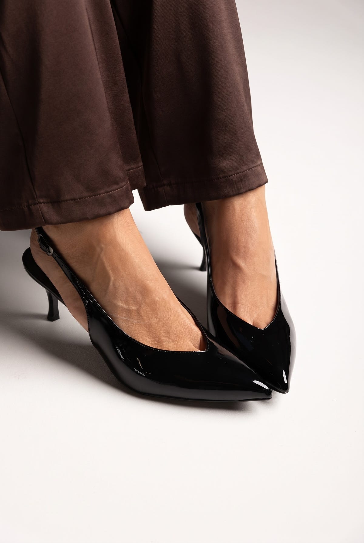 Slingback-Pumps mit spitzer Zehenpartie - Schwarzer Lack