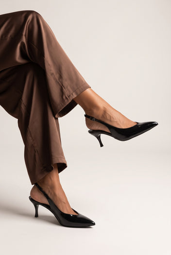 Slingback-Pumps mit spitzer Zehenpartie - Schwarzer Lack