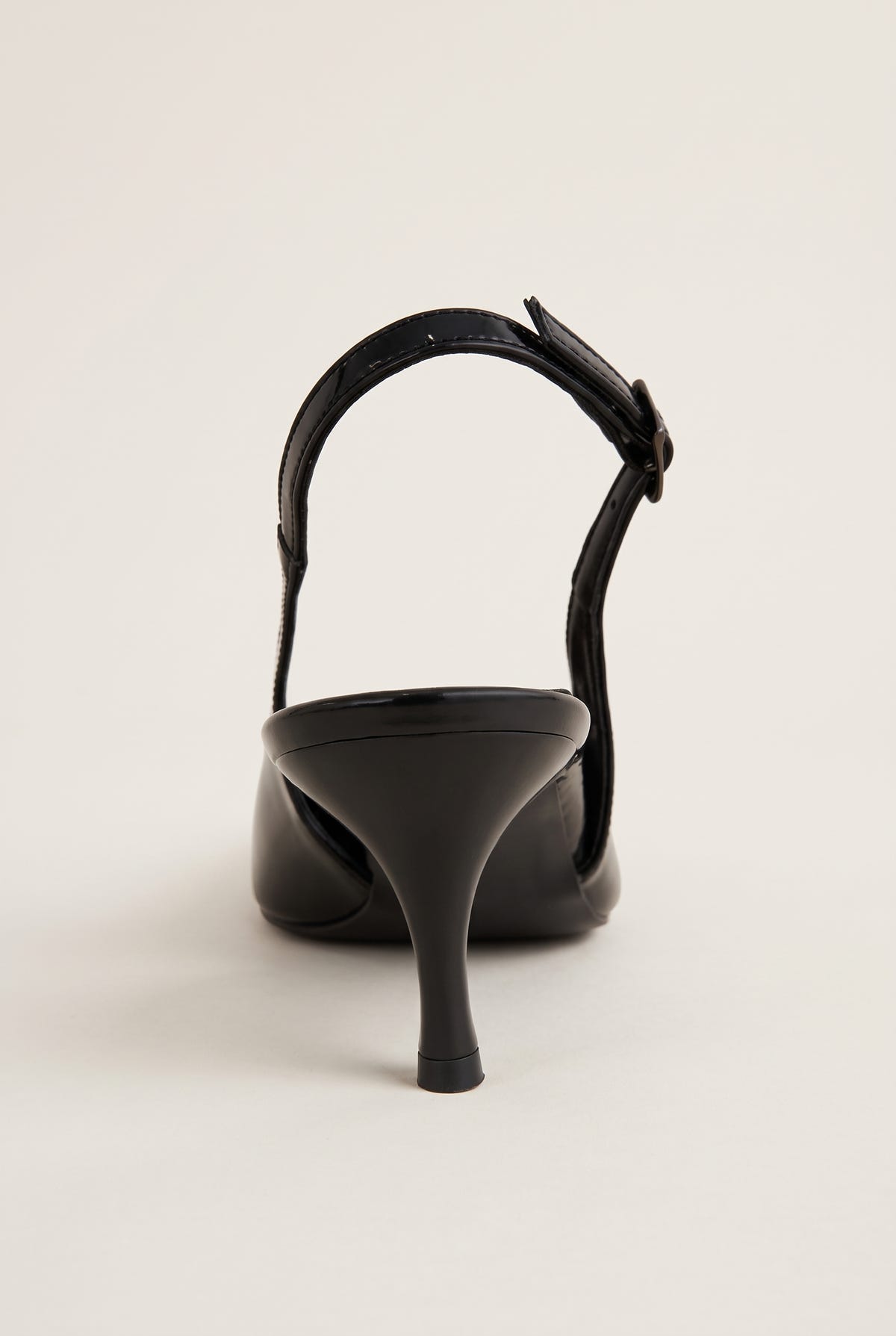 Slingback-Pumps mit spitzer Zehenpartie - Schwarzer Lack