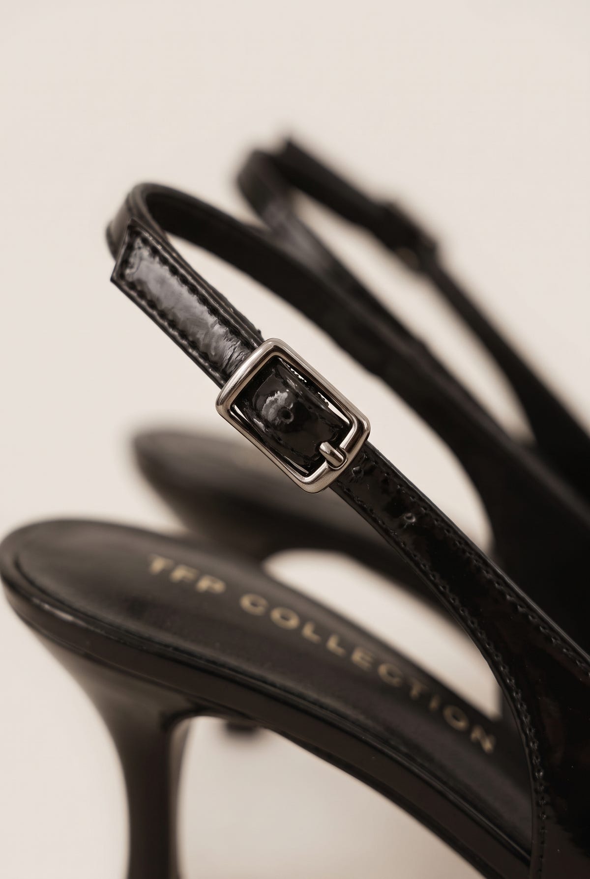 Slingback-Pumps mit spitzer Zehenpartie - Schwarzer Lack