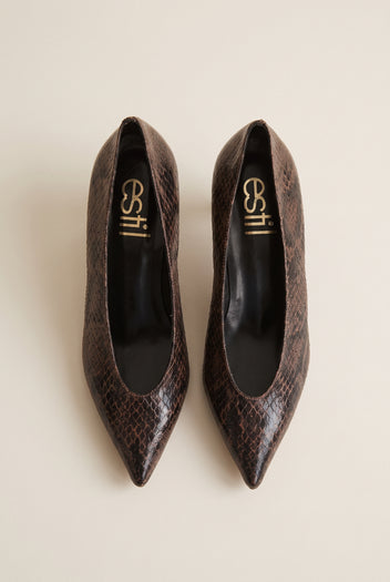 Top view of brown snake-print pointed pumps with brown insoles and a deep V-shaped vamp