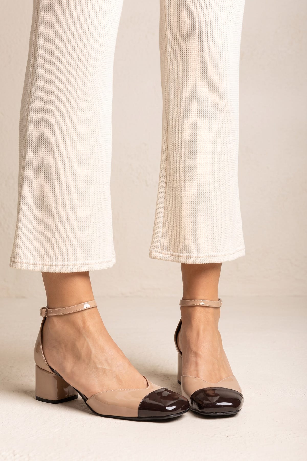 Block Heel Pumps V Cut - Black/Biscuit Pattent