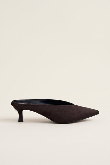 Mules con tacón kitten y escote en V - Ante Marrón