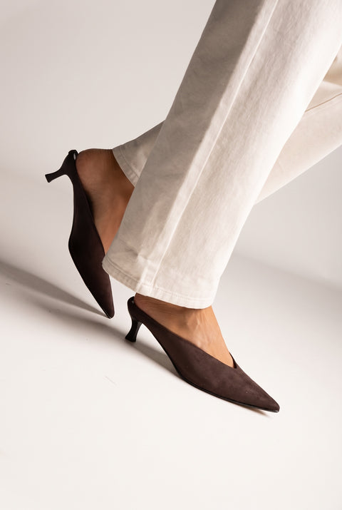 Mules con tacón kitten y escote en V - Ante Marrón
