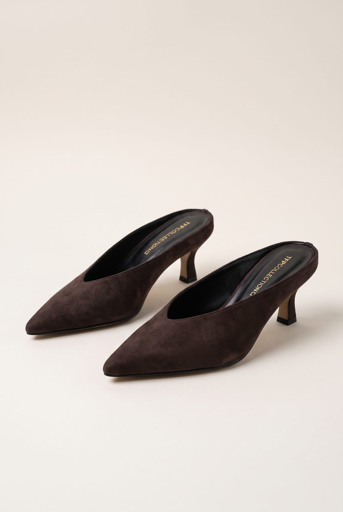 Mules con tacón kitten y escote en V - Ante Marrón