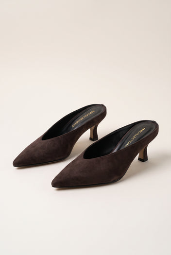 Mules con tacón kitten y escote en V - Ante Marrón