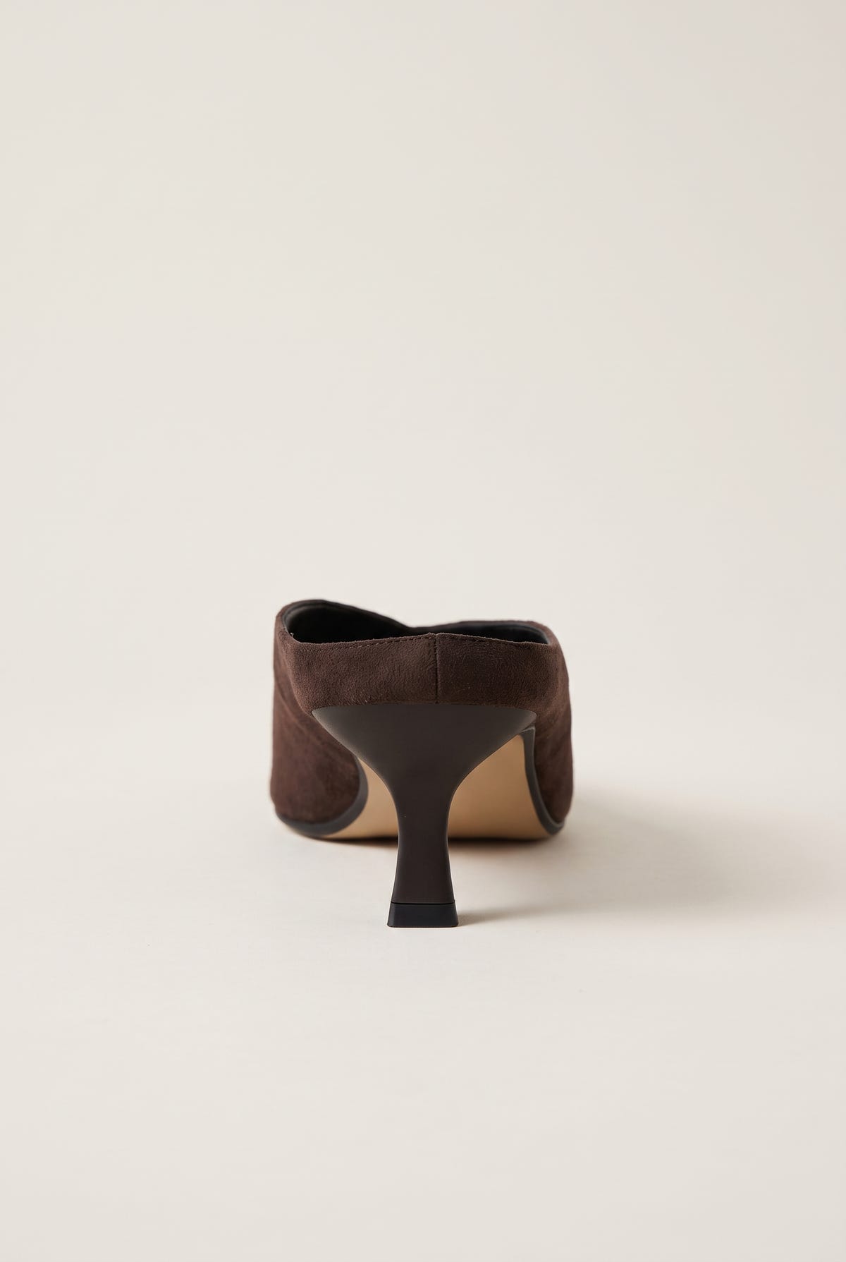 Mules con tacón kitten y escote en V - Ante Marrón