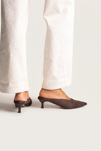 Mules con tacón kitten y escote en V - Ante Marrón