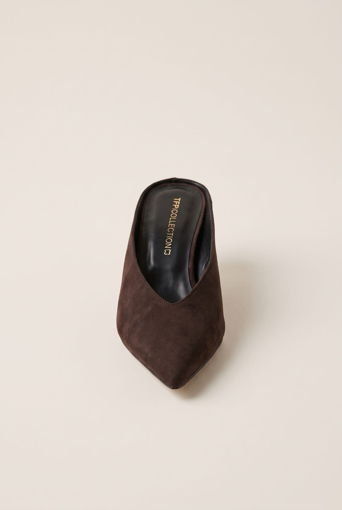 Mules con tacón kitten y escote en V - Ante Marrón