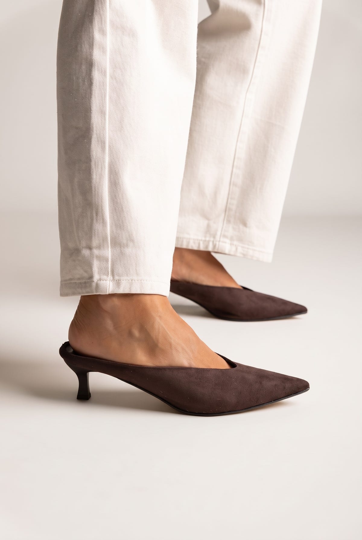 Mules con tacón kitten y escote en V - Ante Marrón