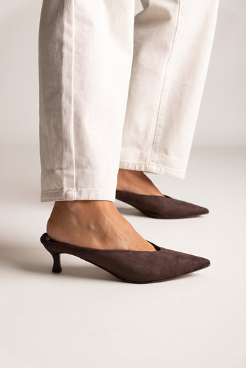 Mules con tacón kitten y escote en V - Ante Marrón