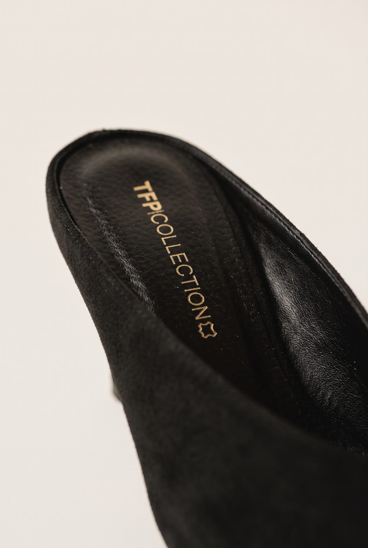 Mules con tacón kitten y escote en V - Ante Negro