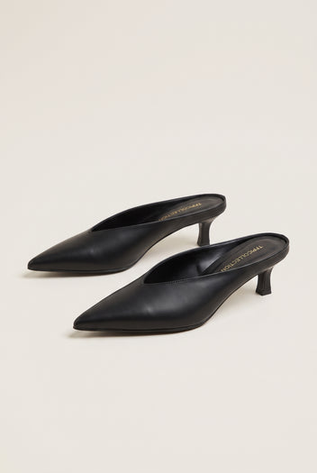 Mules con tacón kitten y escote en V - Negro Mate