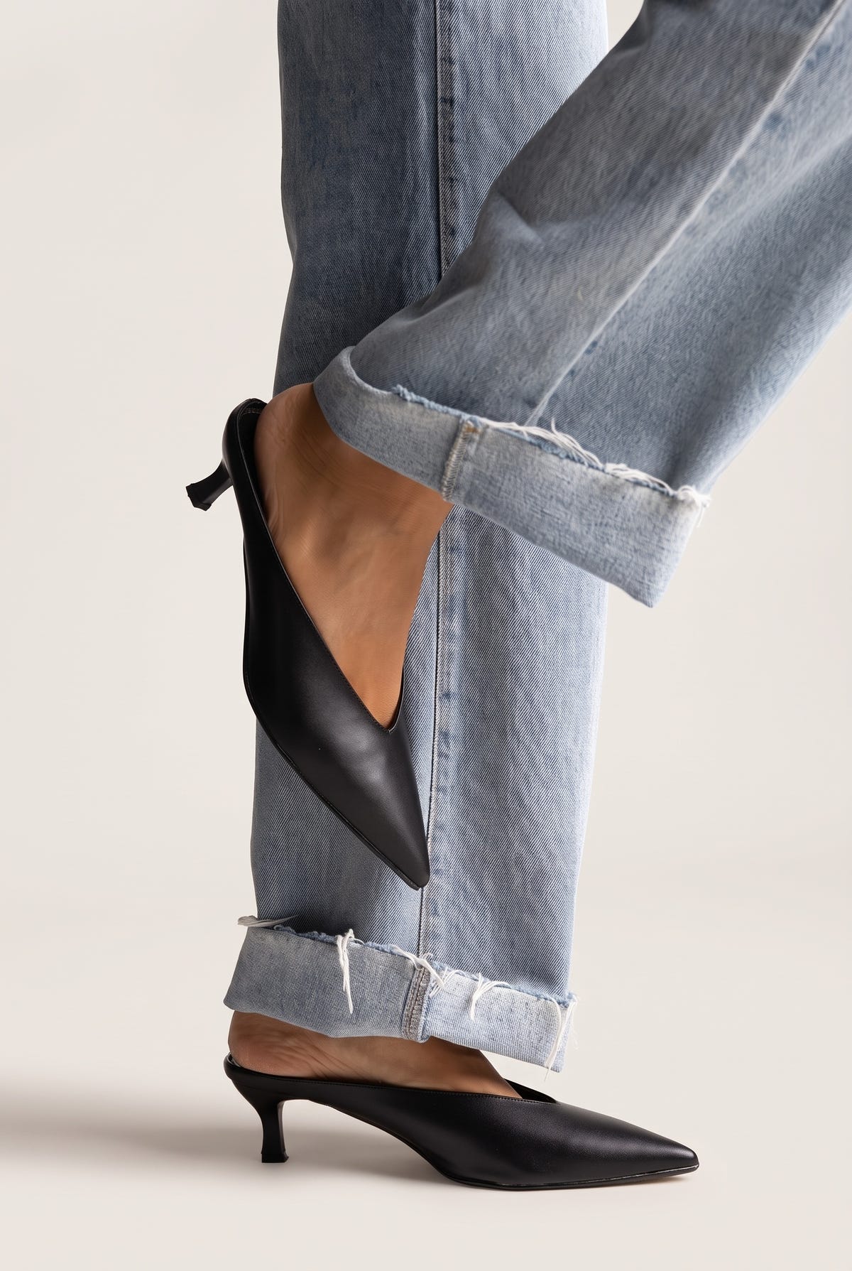 Mules con tacón kitten y escote en V - Negro Mate