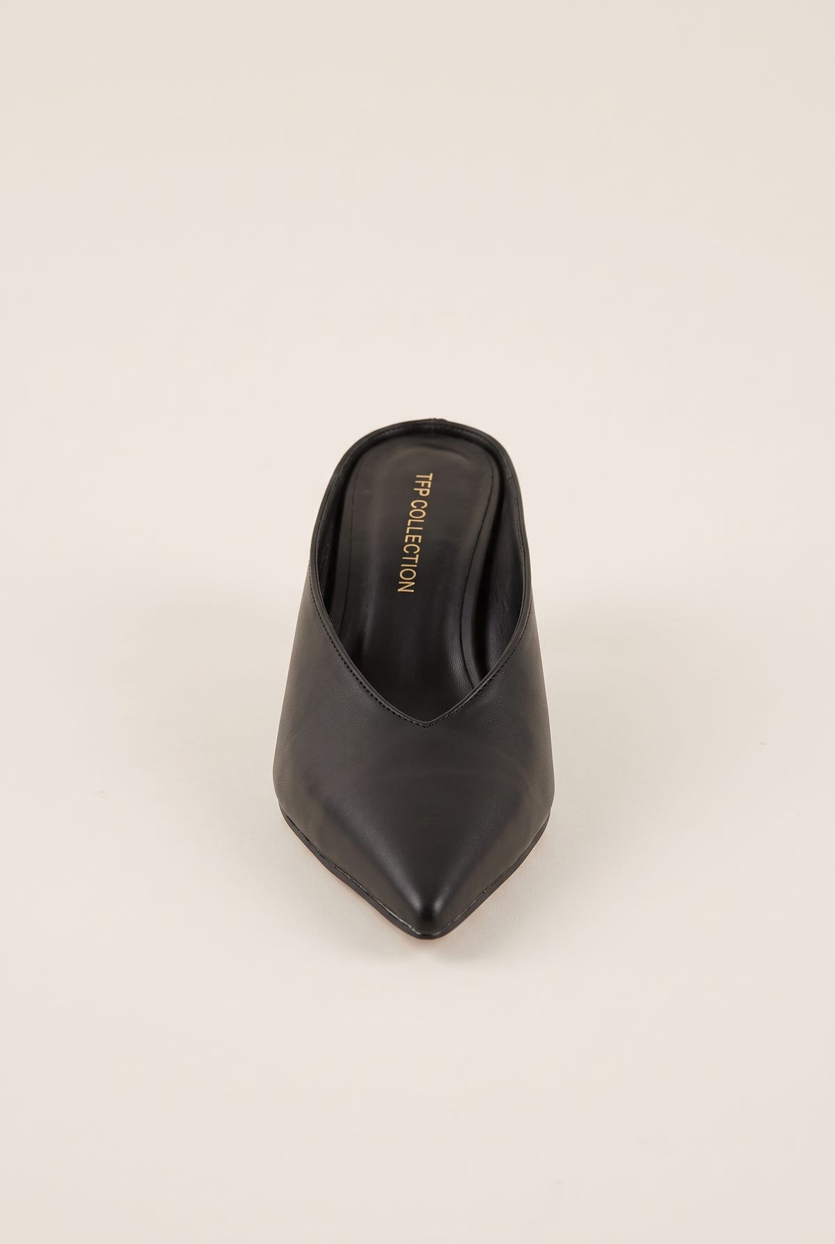 Mules con tacón kitten y escote en V - Negro Mate