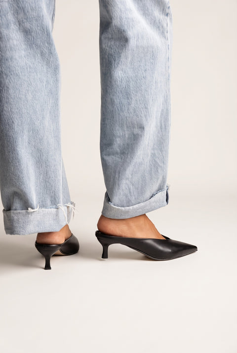 Mules con tacón kitten y escote en V - Negro Mate