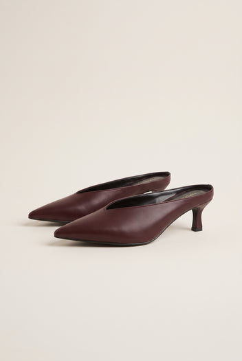 Mules con tacón kitten y escote en V - Burdeos Mate