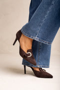 D’Orsay-Pumps mit Riemen und Schnalle – Braunes Veloursleder