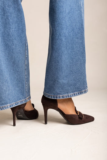 D’Orsay-Pumps mit Riemen und Schnalle – Braunes Veloursleder