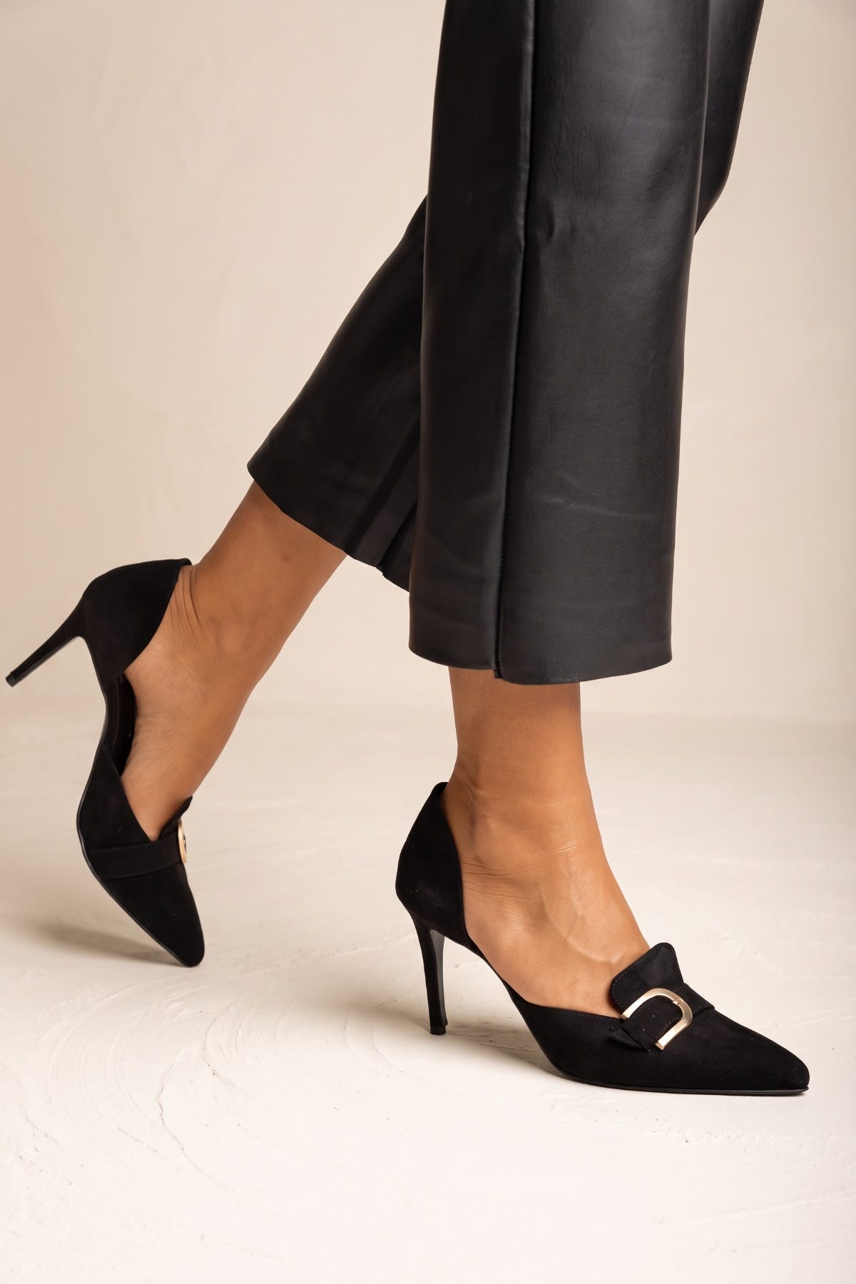 D’Orsay-Pumps mit Riemen und Schnalle – Schwarzes Veloursleder