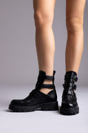 Ideal shoes - Biker Ankle Boots Cut Out Detail - Black Matte