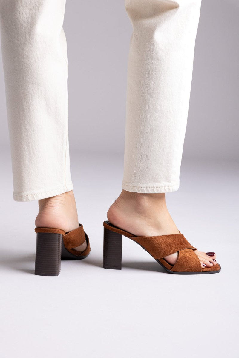 Ideal shoes - Block Heel Mules - Tan Suede