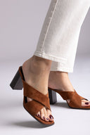 Ideal shoes - Block Heel Mules - Tan Suede