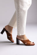 Ideal shoes - Block Heel Mules - Tan Suede