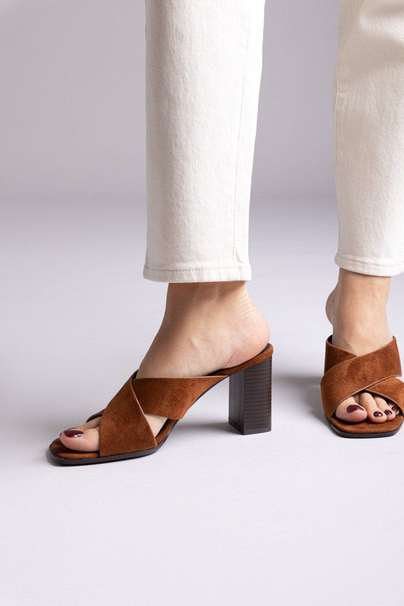 Ideal shoes - Block Heel Mules - Tan Suede