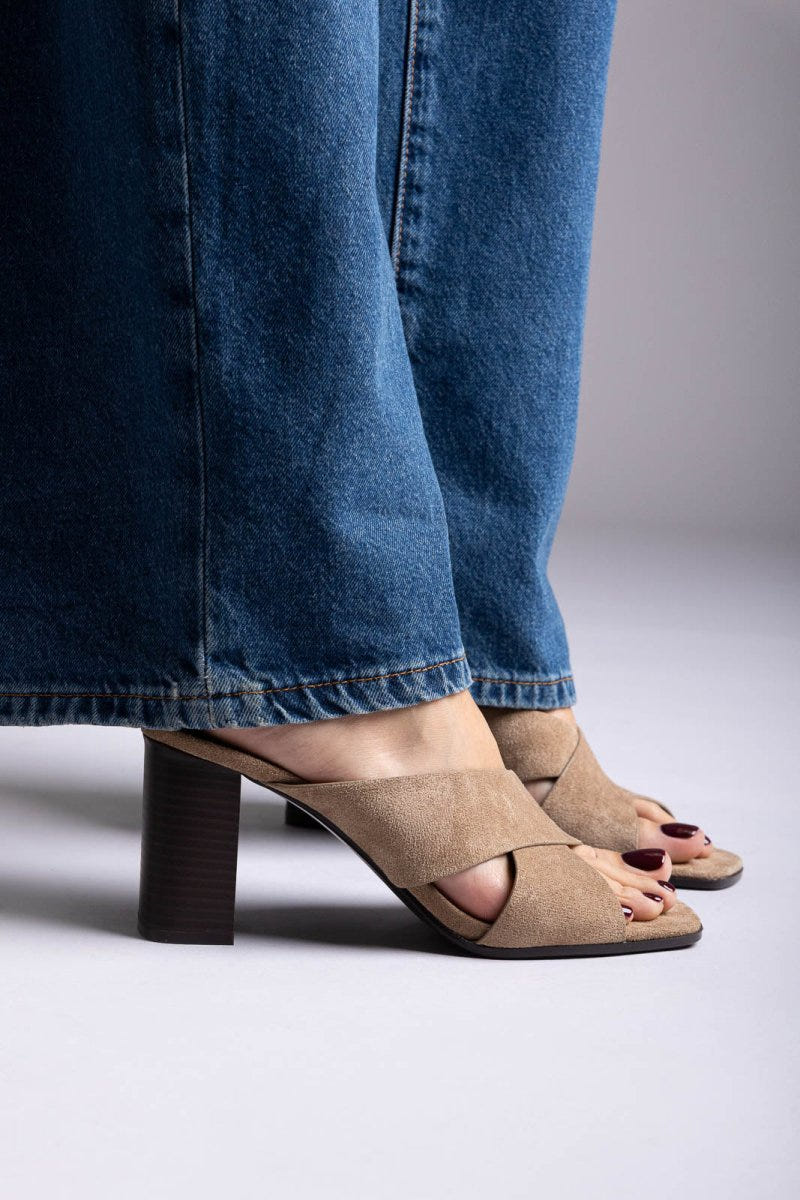 Ideal shoes - Block Heel Mules - Taupe Suede