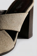 Ideal shoes - Block Heel Mules - Taupe Suede