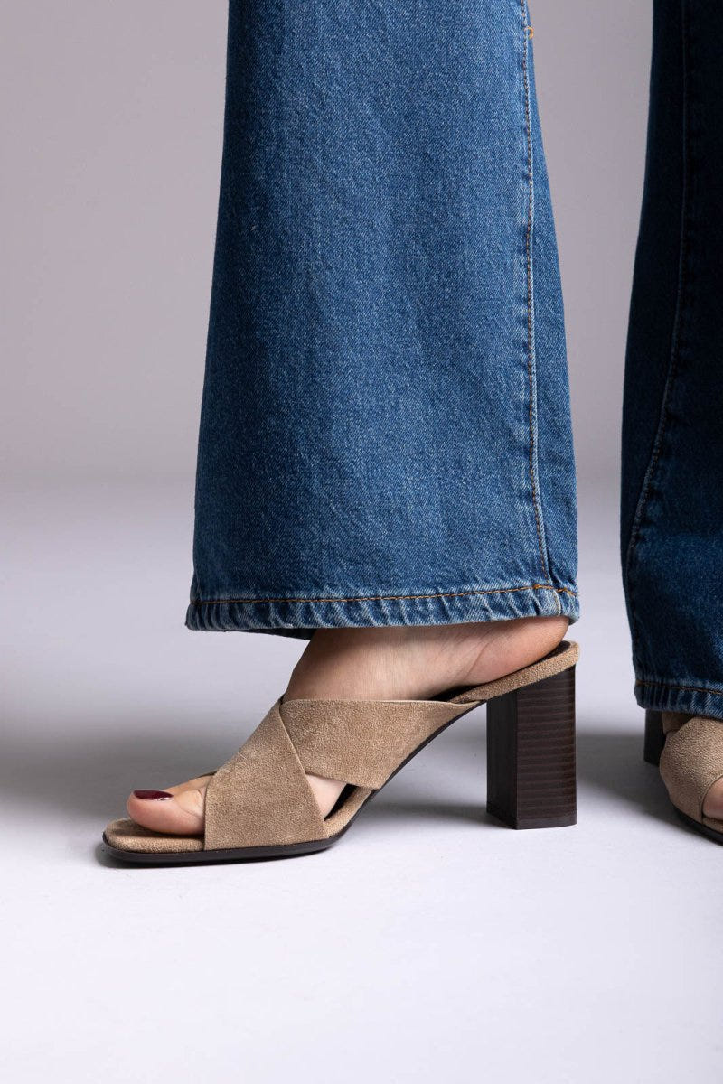 Ideal shoes - Block Heel Mules - Taupe Suede