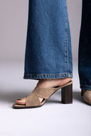 Ideal shoes - Block Heel Mules - Taupe Suede