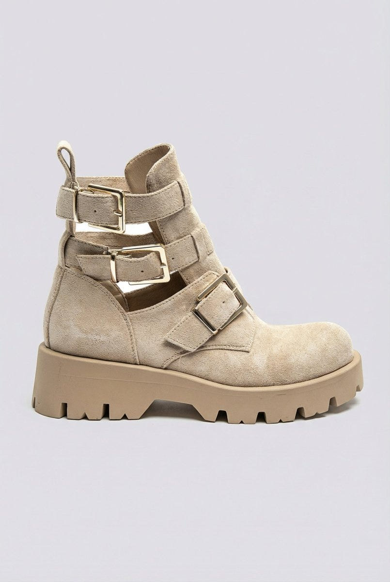 Ideal shoes - Chunky Sole Biker Boots - Beige Suede