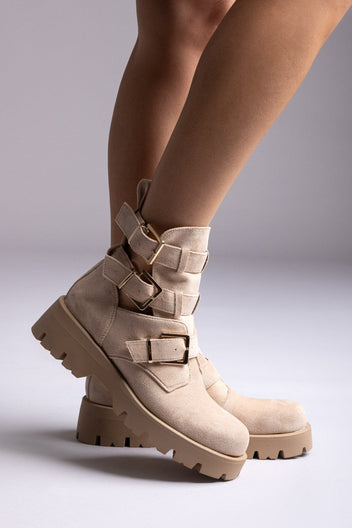 Ideal shoes - Chunky Sole Biker Boots - Beige Suede