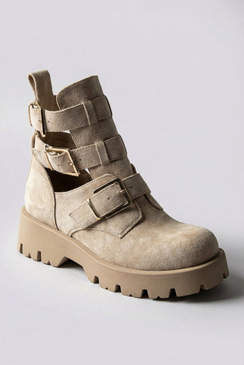 Ideal shoes - Chunky Sole Biker Boots - Beige Suede