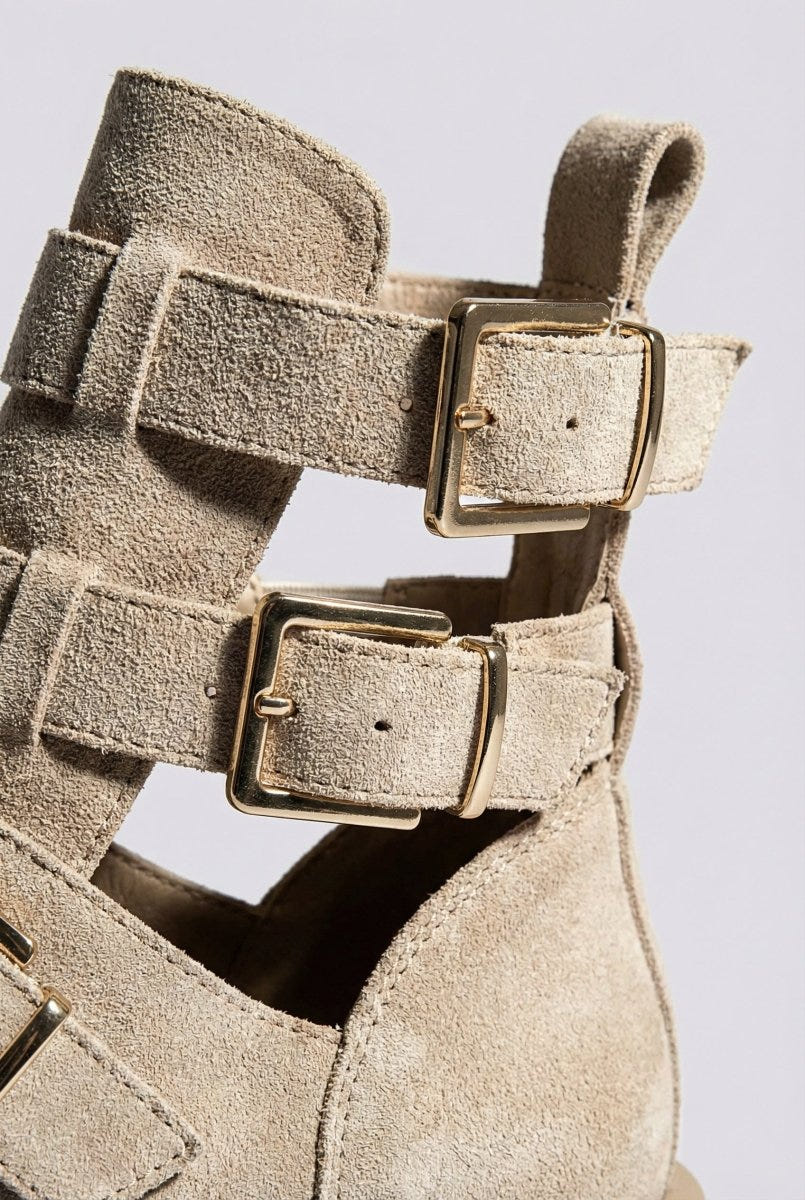 Ideal shoes - Chunky Sole Biker Boots - Beige Suede