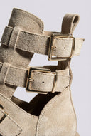 Ideal shoes - Chunky Sole Biker Boots - Beige Suede