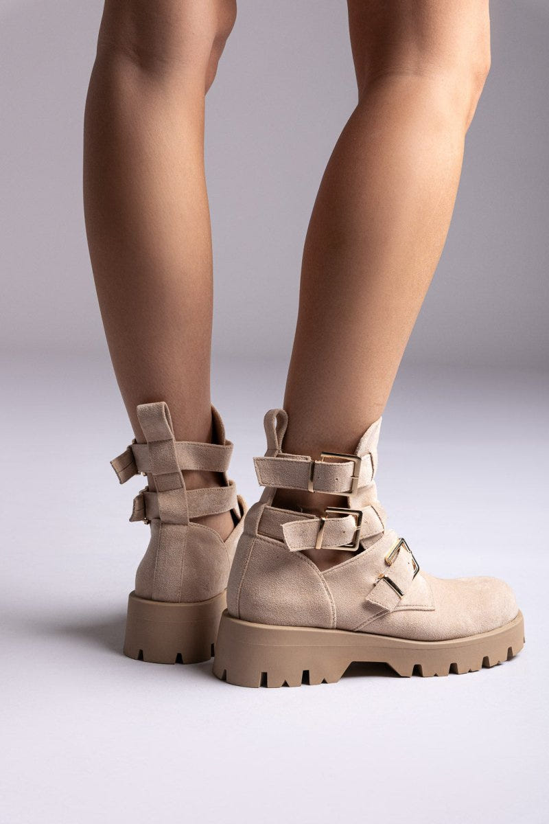 Ideal shoes - Chunky Sole Biker Boots - Beige Suede